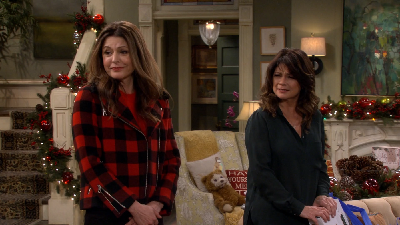 Hot_in_Cleveland_S06E07_Hot_in_Cleveland_-_Cold_In_Cleveland__The_Christmas_Episode-00-08-15-390.png