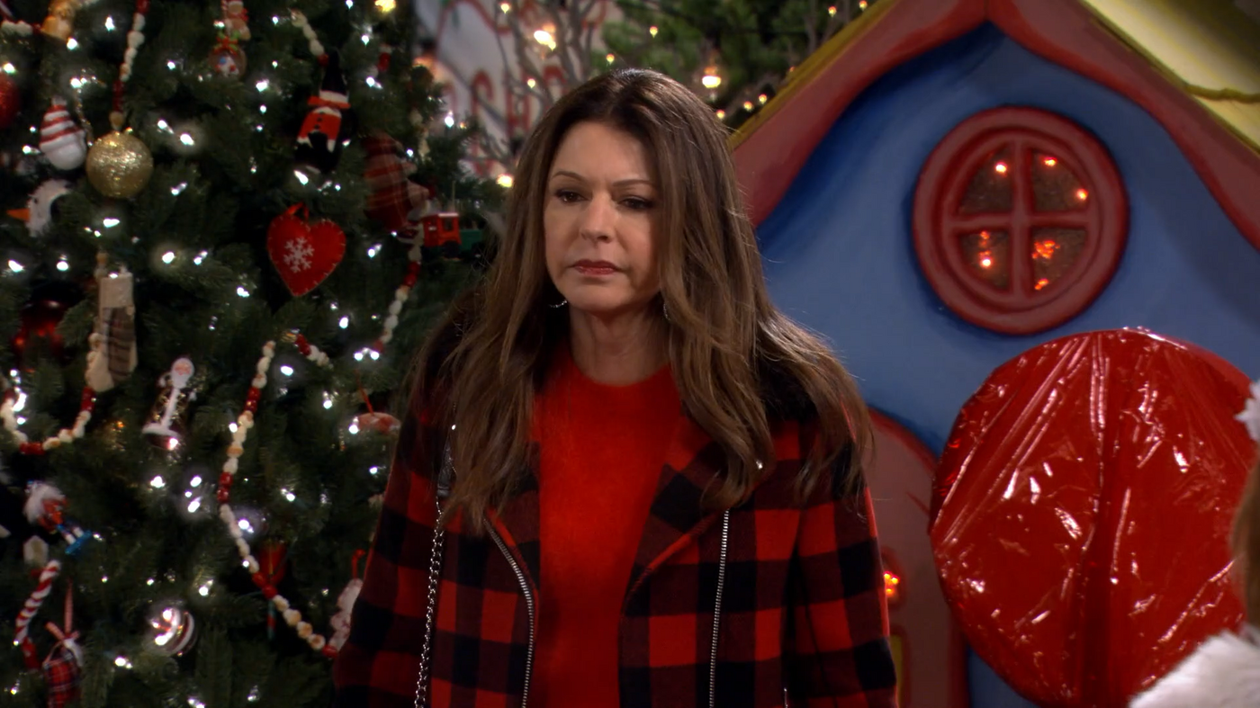 Hot_in_Cleveland_S06E07_Hot_in_Cleveland_-_Cold_In_Cleveland__The_Christmas_Episode-00-09-42-675.png
