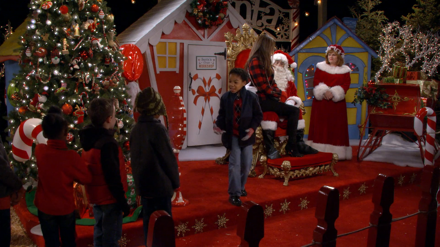 Hot_in_Cleveland_S06E07_Hot_in_Cleveland_-_Cold_In_Cleveland__The_Christmas_Episode-00-10-06-883.png