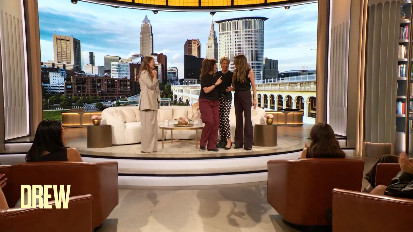The_Drew_Barrymore_Show_S06E22_The_Drew_Barrymore_Show_-__Hot_in_Cleveland__Cast_Reunites-00-01-21-965.png