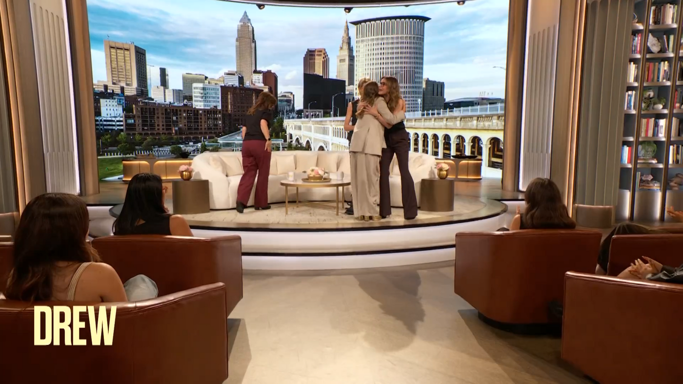 The_Drew_Barrymore_Show_S06E22_The_Drew_Barrymore_Show_-__Hot_in_Cleveland__Cast_Reunites-00-01-26-248.png