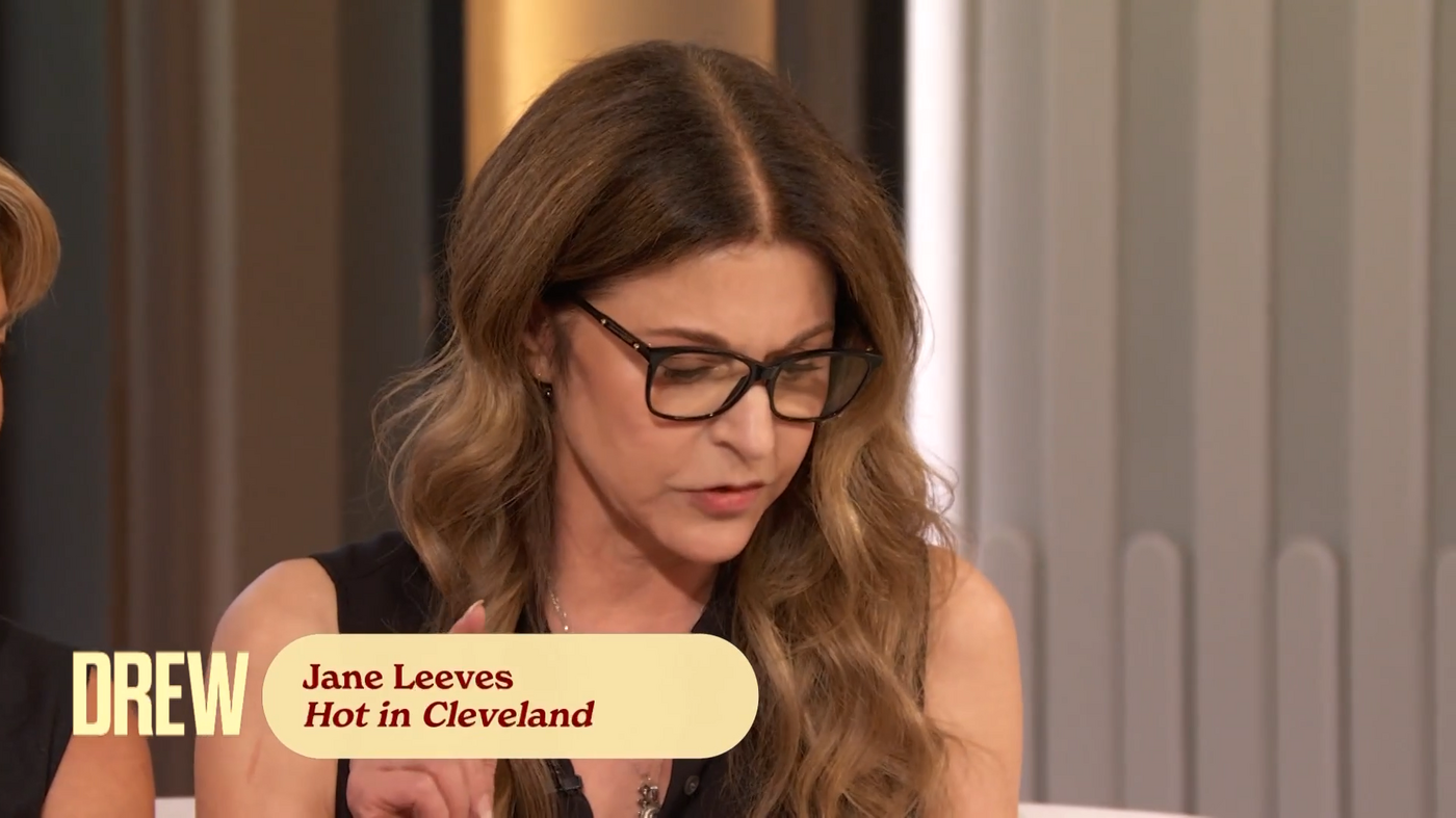 The_Drew_Barrymore_Show_S06E22_The_Drew_Barrymore_Show_-__Hot_in_Cleveland__Cast_Reunites-00-04-02-498.png