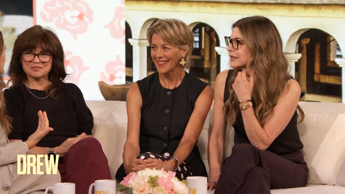 The_Drew_Barrymore_Show_S06E22_The_Drew_Barrymore_Show_-__Hot_in_Cleveland__Cast_Reunites-00-15-40-119.png